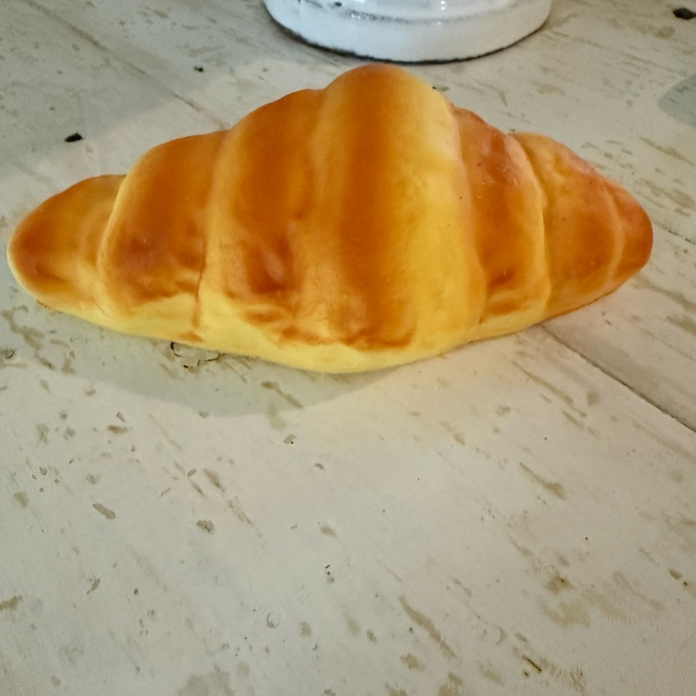Croissant squish squishy toy